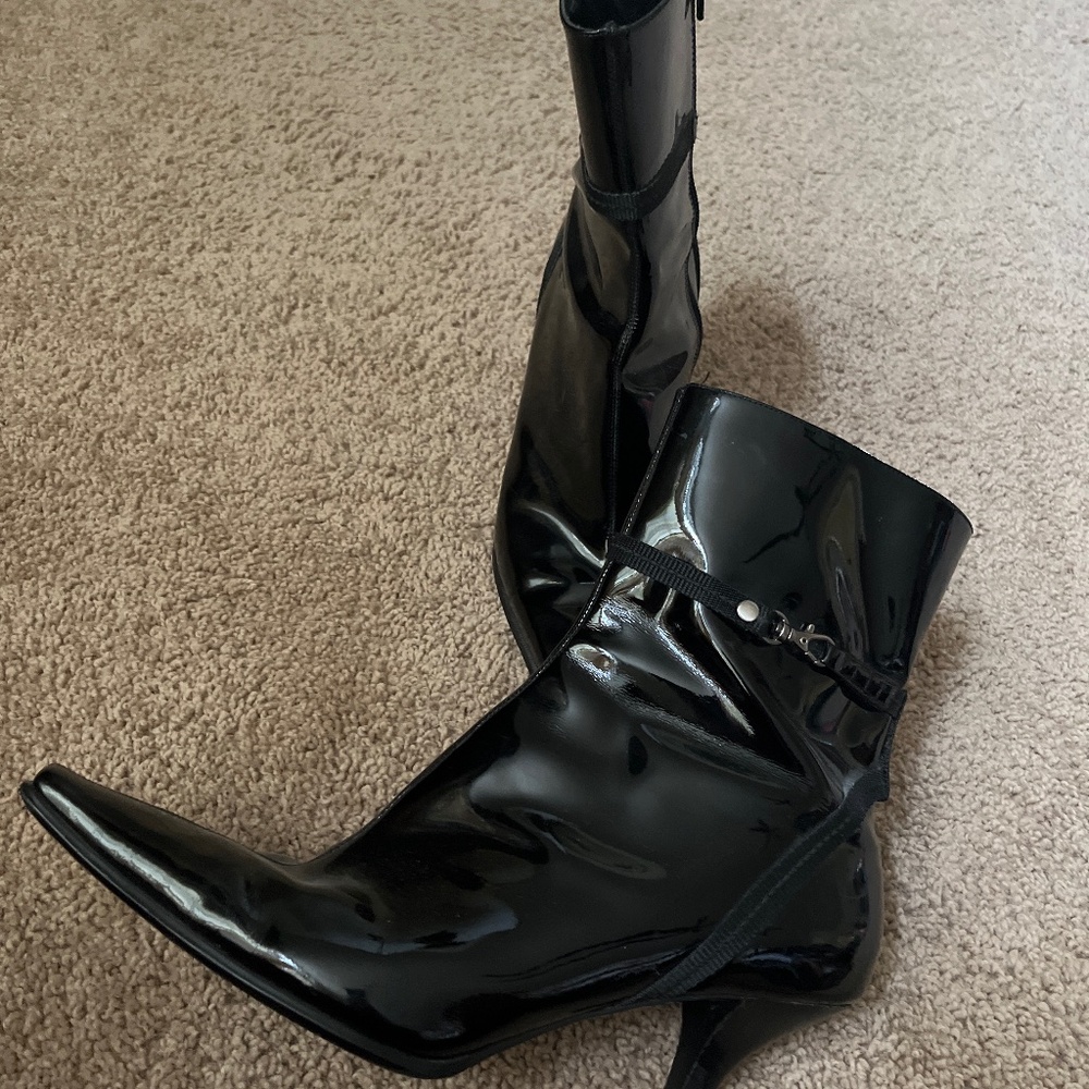 High ankle black boot